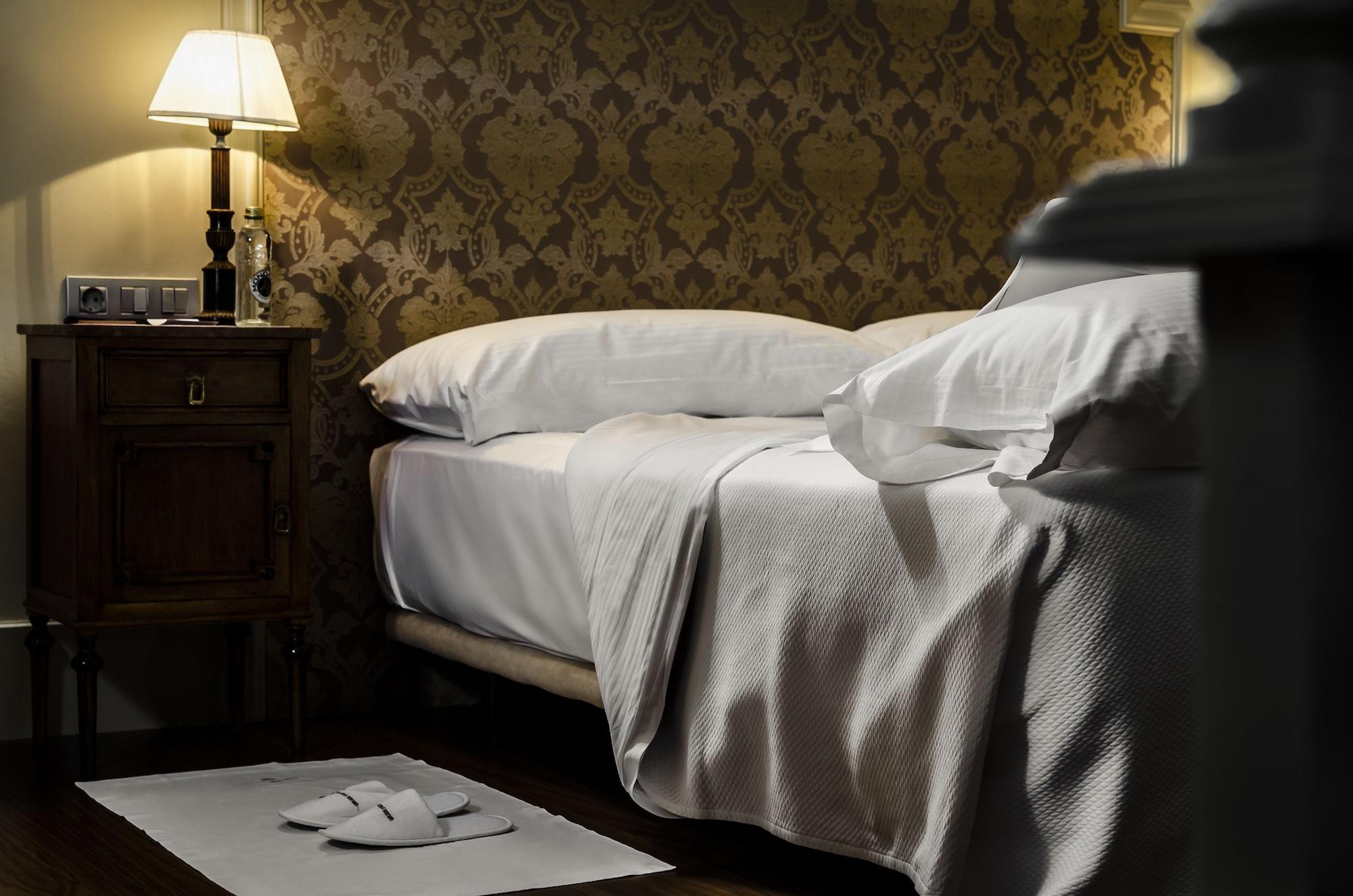 Gran Hotel La Perla Pamplona Exterior photo A bed with a silk sheet