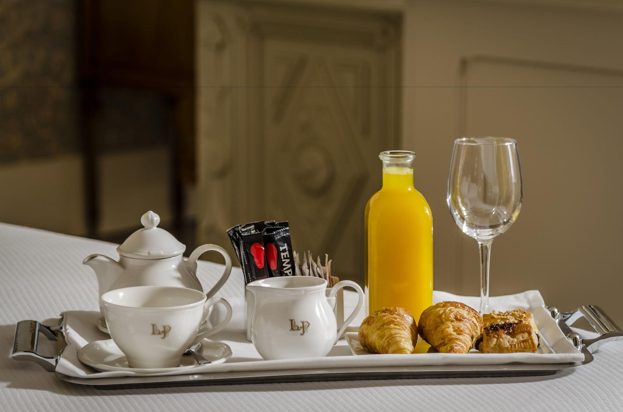 Gran Hotel La Perla Pamplona Exterior photo Room service tray