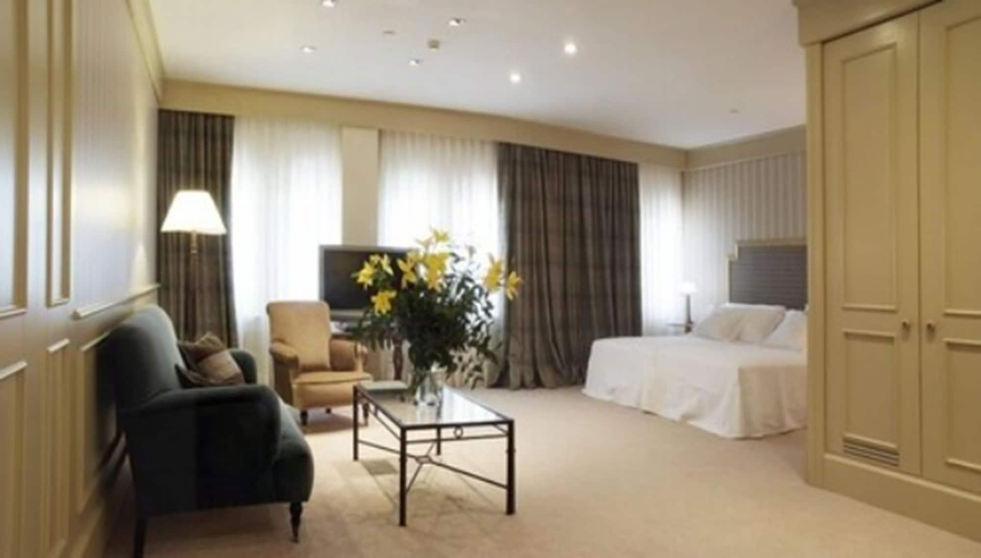 Gran Hotel La Perla Pamplona Exterior photo A room at the hotel