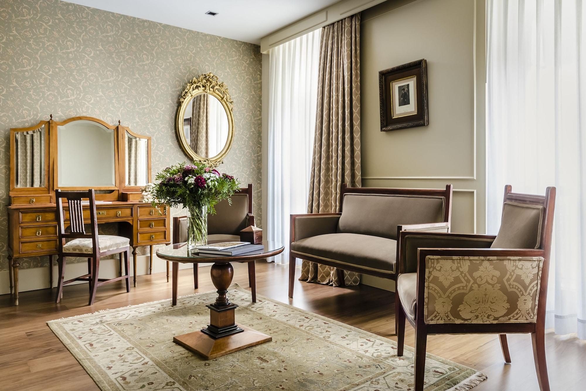 Gran Hotel La Perla Pamplona Exterior photo A suite at the Hotel