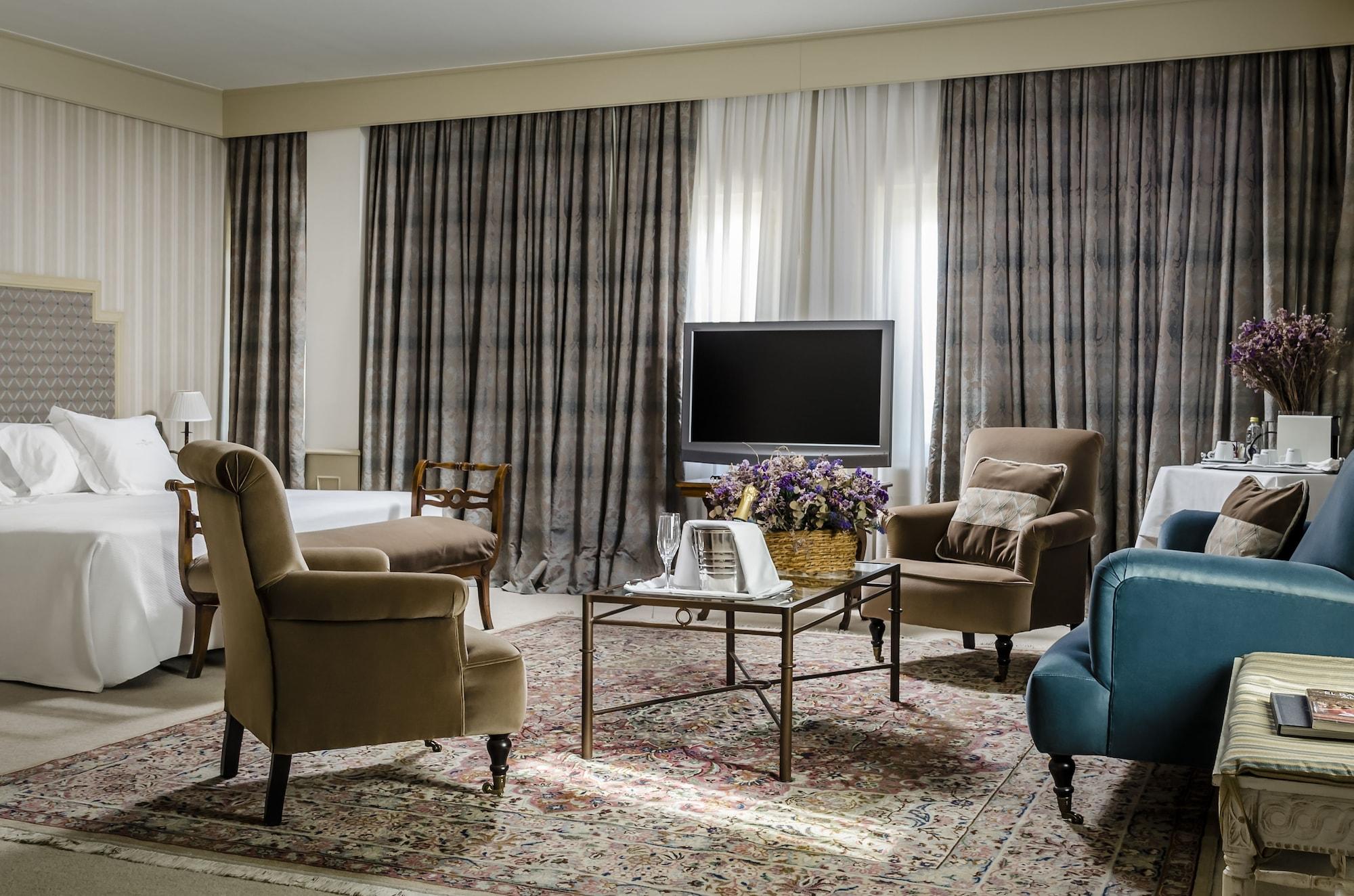 Gran Hotel La Perla Pamplona Exterior photo A living room