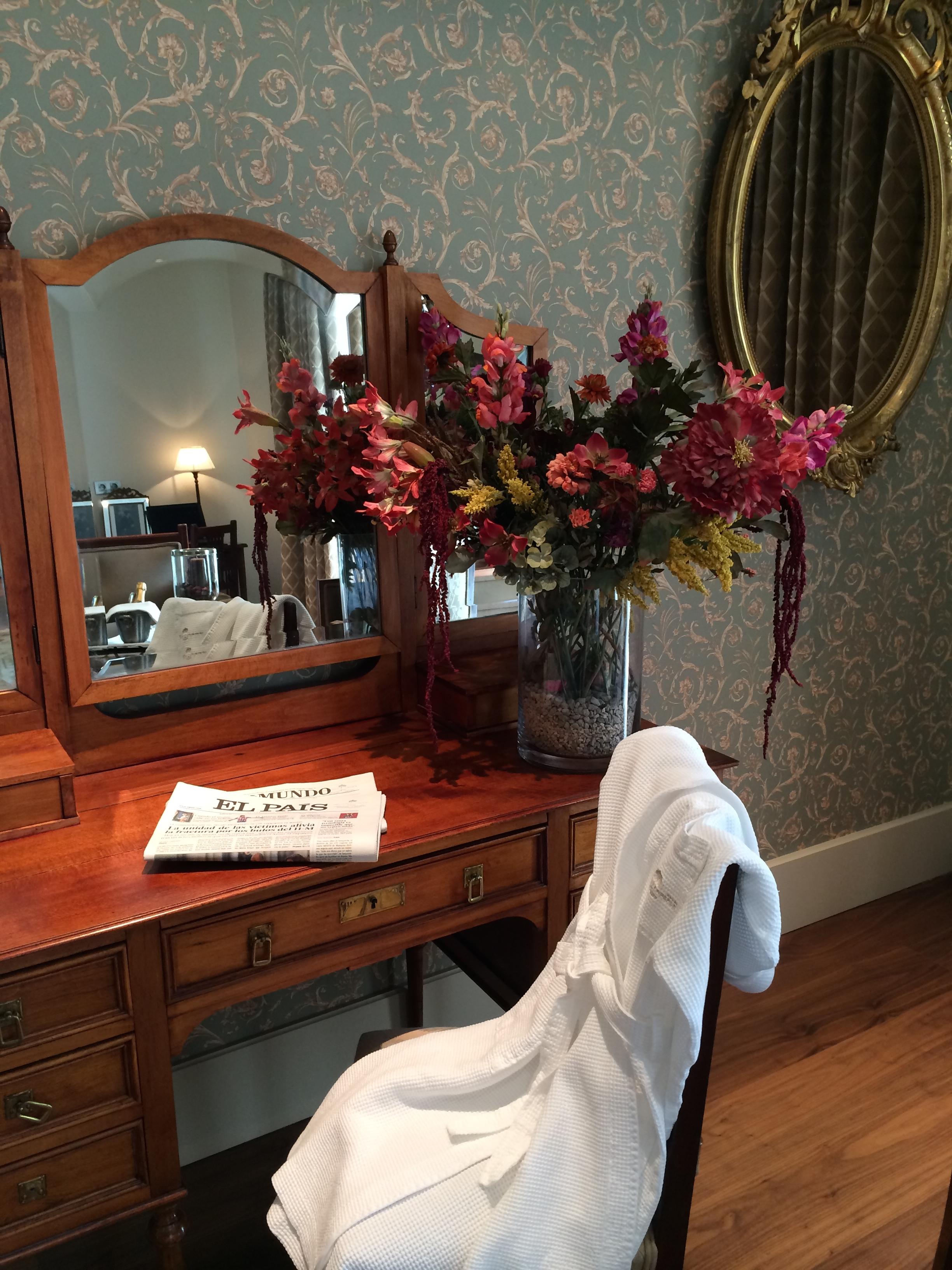 Gran Hotel La Perla Pamplona Exterior photo A dressing table in a hotel room