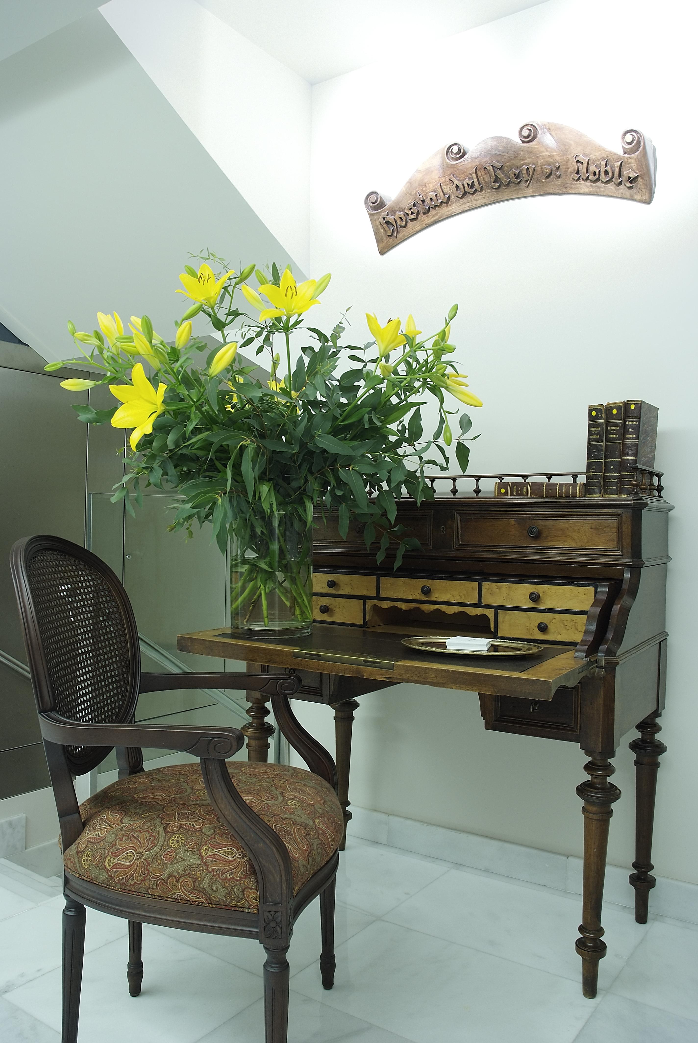 Gran Hotel La Perla Pamplona Exterior photo A secretary desk