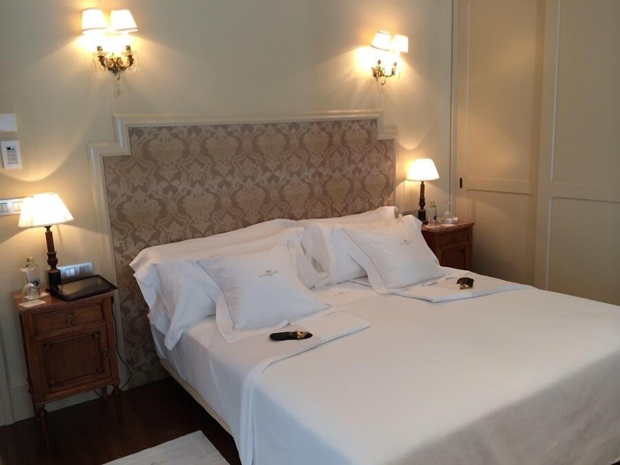Gran Hotel La Perla Pamplona Exterior photo A bedroom at the hotel
